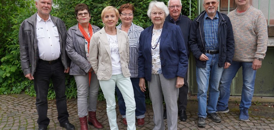 Die Mitglieder des Arbeitskreises "Seniorenfreundlicher Kreis Bergstraße" stehen im Hof des Landratsamtes.