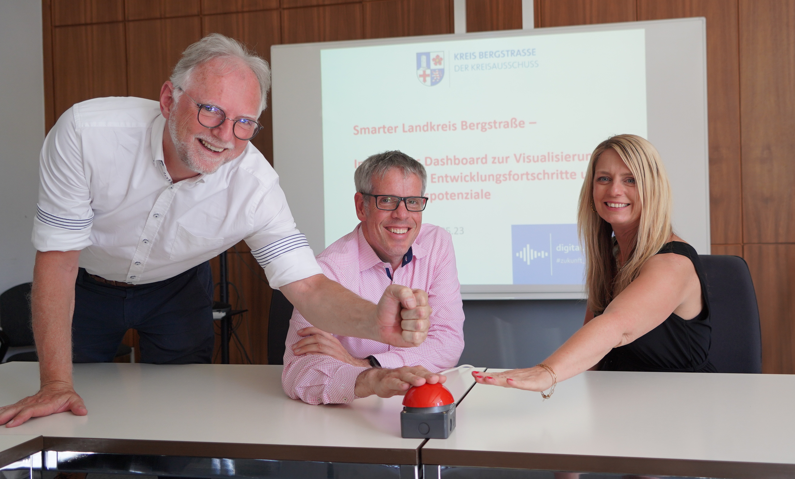 Freuen sich über den Start des Projekts „Smarter Landkreis Bergstraße“: (v.r.n.l.) Corinna Simeth, Leiterin der Abteilung Grundsatz und Kreisentwicklung, Landrat Christian Engelhardt und Reiner Pfuhl, Klimaschutzmanager des Kreises Bergstraße.