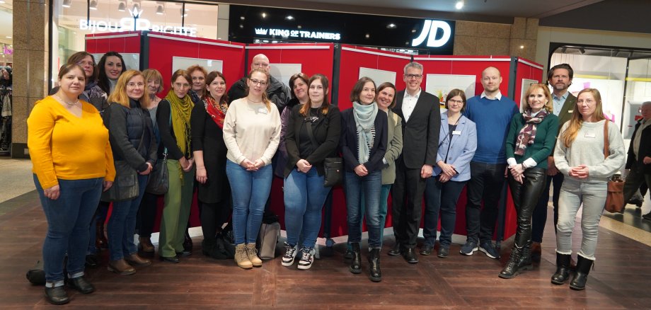 Landrat Christian Engelhardt (6. v. re.) eröffnete die Wanderausstellung zum Thema Demenz im Rhein-Neckar-Zentrum in Viernheim. Mit dabei (v.l.n.r.): Stefanie Ganglbauer (Seniorenberatung Bensheim), Nadesha Garms (Seniorenberatung Weschnitztal, Demenz- und Präventionsnetzwerk Weschnitztal), Christina Arnold (Fachstelle Leben im Alter), Beate Weidner-Werle (Seniorenberatung Bürstadt, Biblis und Groß Rohrheim), Silvia Rhiem (Seniorenberatung Lampertheim, Demenznetzwerk Lampertheim), Susanne Hagen (Vorsitzende Kreis-Seniorenbeirat), Alexandra Löchelt (Fachstelle Leben im Alter und Pflegestützpunkt), Stephanie Gescheidle (Demenznetzwerk Bensheim), Sarah Hofrichter (Seniorenbüro Viernheim, Demenznetz Viernheim), Lars Endrulat (Pflegestützpunkt Mörlenbach), Andrea El Abed (PauLa des Kreises Bergstraße für das NOVO-Gebiet), Michaela Weber, Christina Adler-Schäfer (beide PauLas für das NORIE-Gebiet), Judith Friedrich (Seniorenberatung Absteinach, Neckarsteinach und Wald Michelbach), (Landrat Christian Engelhardt), Beate Preuss (Seniorenbüro Viernheim, Demenznetz Viernheim) Dr. med. Matthias Ungerer (Facharzt für Neurologie, Oberarzt am Kreiskrankenhaus Bergstraße), Reinhild Zolg (Gesundheits-Präventionsbeauftragte Kreis Bergstraße), Dani Marquardt (Center-Manager Rhein-Neckar-Zentrum Viernheim), Carolin Schwab (Pflegestützpunkt Heppenheim).