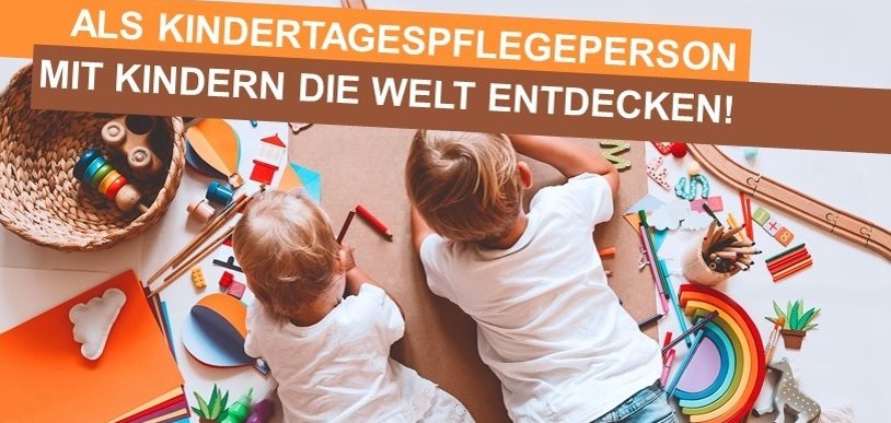 Zwei Kinder liegen spielend auf dem Boden.