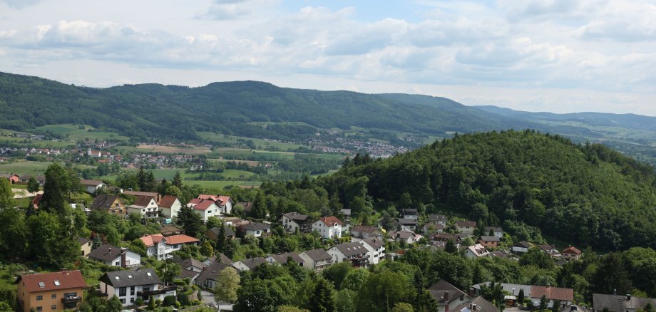Eine Luftaufnahme, die Lindenfels und im Hintergrund den Odenwald zeigt.