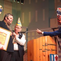 Landrat Christian Engelhardt (re.) sowie Ulrich Knorr (li.) und Siegmund Mendyk (3. v. li.) von den Narren im besten Alter (NibA) überreichten Thomas Sattler (2. v. li.) die Kreisnarrenkette.