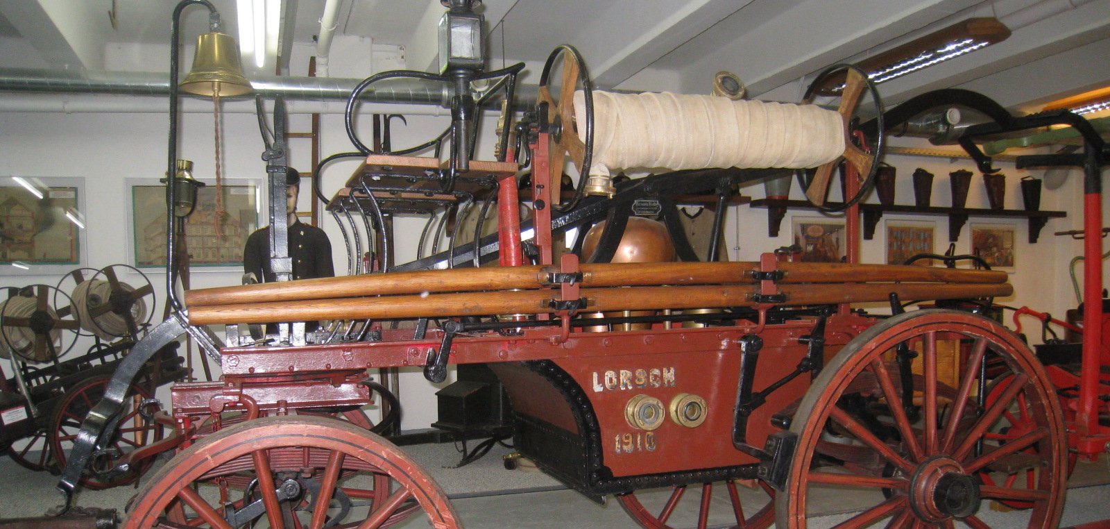 Ein altes Feuerwehrfahrzeug steht im Museum.