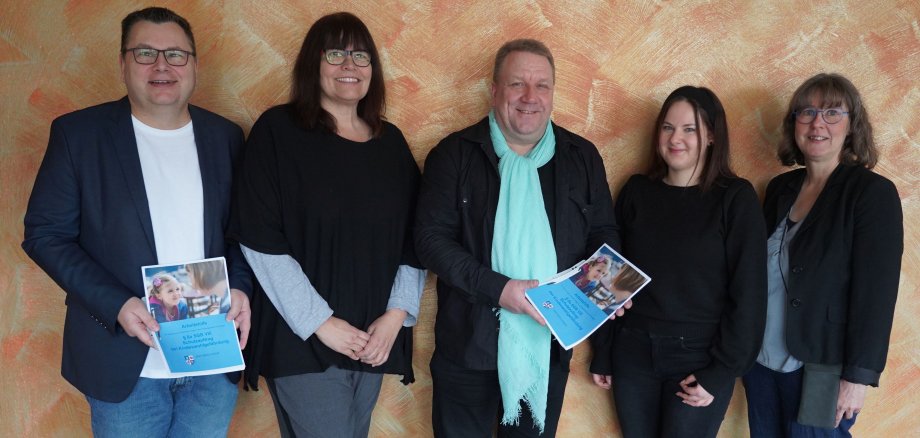 Zogen ein positives Fazit nach dem ersten Kurs „Erkennen, Wahrnehmen und Handeln im Kinderschutz“ an der Elisabeth-Selbert-Schule in Lampertheim: der hauptamtliche Kreisbeigeordnete Matthias Schimpf (Mitte), der Leiter des Bergsträßer Jugendamtes Kai Kuhnert, Petra Reimertz von der Kita-Fachberatung des Jugendamtes, Kira Wörsdörfer, Auszubildende in der Fachrichtung Sozialpädagogik, und der Leiterin der ESS Stephanie Schwan (von links nach rechts).