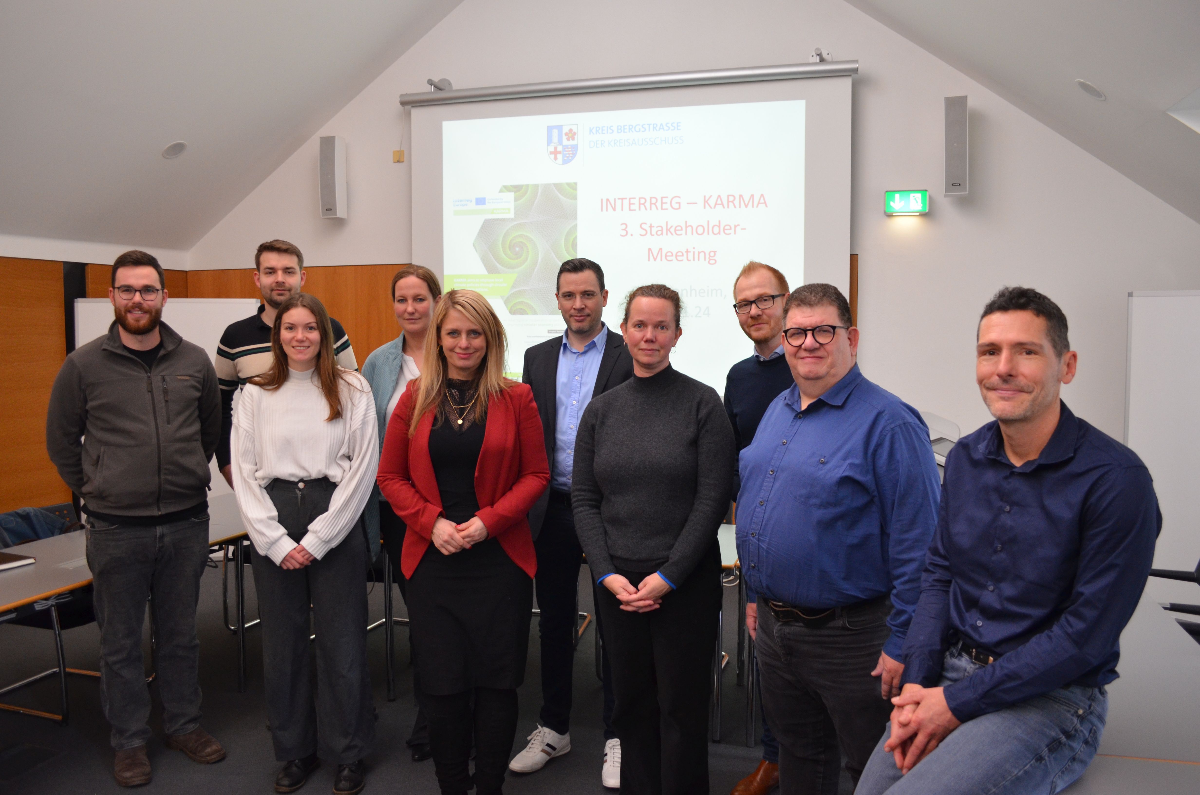 Die Beteiligten des INTERREG EUROPE-Projekts „Circular Economy in the Construction Sector – Acting Today for a Better Future (KARMA)“ tauschten sich bei ihrem jüngsten Treffen über nachhaltiges Bauen aus (v.l.n.r.): Felix Berbner (Hochschule Darmstadt), Benjamin Kraff (TU Darmstadt), Regina Berlinger (TU Darmstadt), Katharina Wilkin (Kreis Bergstraße, Projektmanagerin), Corinna Simeth (Kreis Bergstraße, Leiterin der Abteilung Grundsatz und Kreisentwicklung), Sascha Bocksnick (ZAKB GmbH, technischer Geschäftsführer), Prof. Anke Wollbrink (Hochschule Darmstadt), Johannes Kühn (technischer Betriebsleiter des Eigenbetriebes Schule und Gebäudewirtschaft), Marian Fromm (LandesEnergieAgentur Hessen) sowie Benjamin Frank (Kreis Bergstraße, Fördermittelberater).