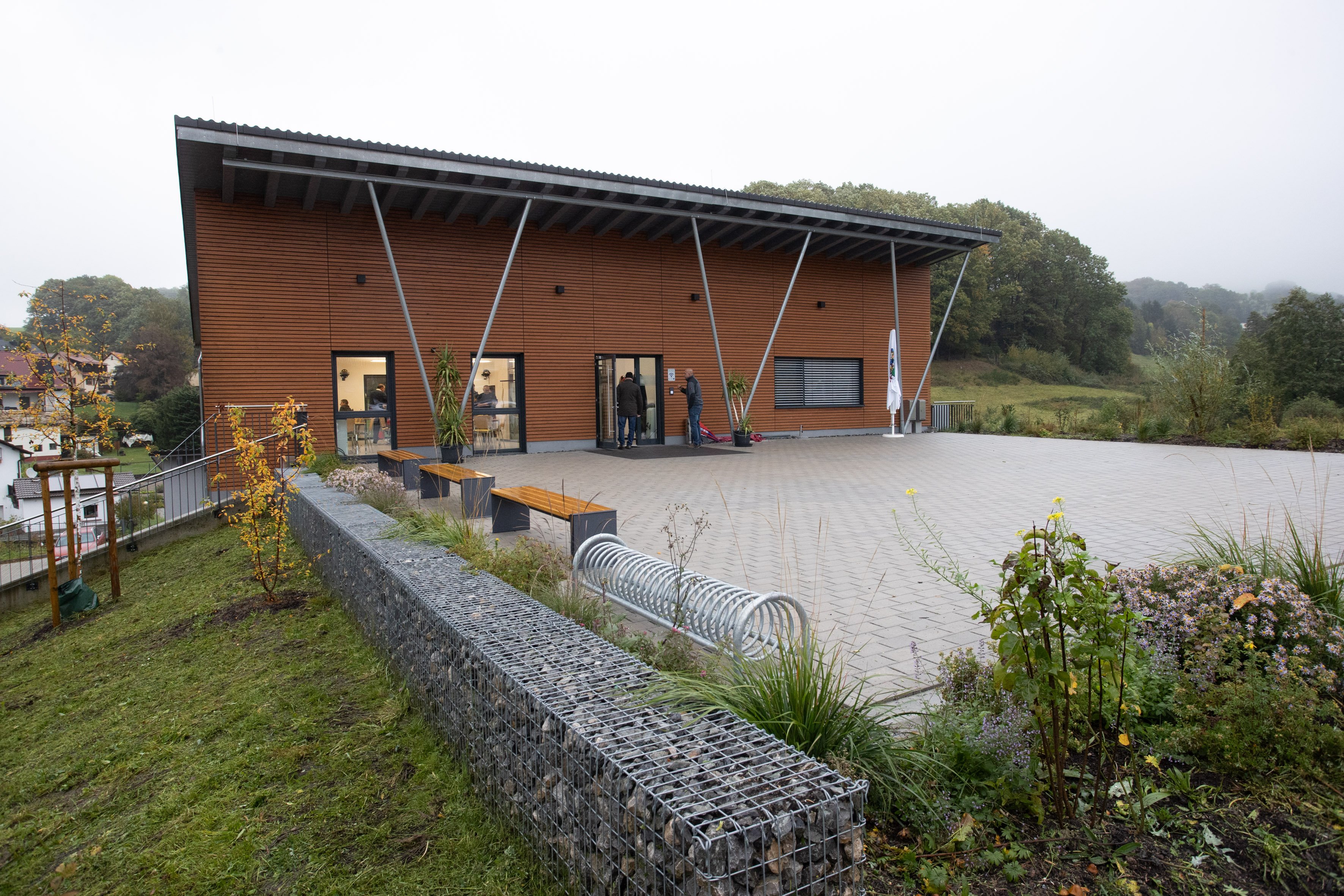 Der neu gestaltete und 2023 eingeweihte Dorfplatz in Birkenau-Löhrbach ist eines der Projekte, die im Kreis Bergstraße mit Förderung durch die hessische Dorfentwicklung umgesetzt werden konnte.