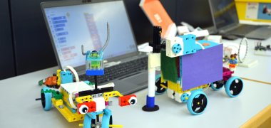 Das Bild zeigt zwei Lego-Roboter, die Schülerinnen und Schüler im Rahmen des STEAM-Workshops des digi_space des Kreises Bergstraße gebaut haben.