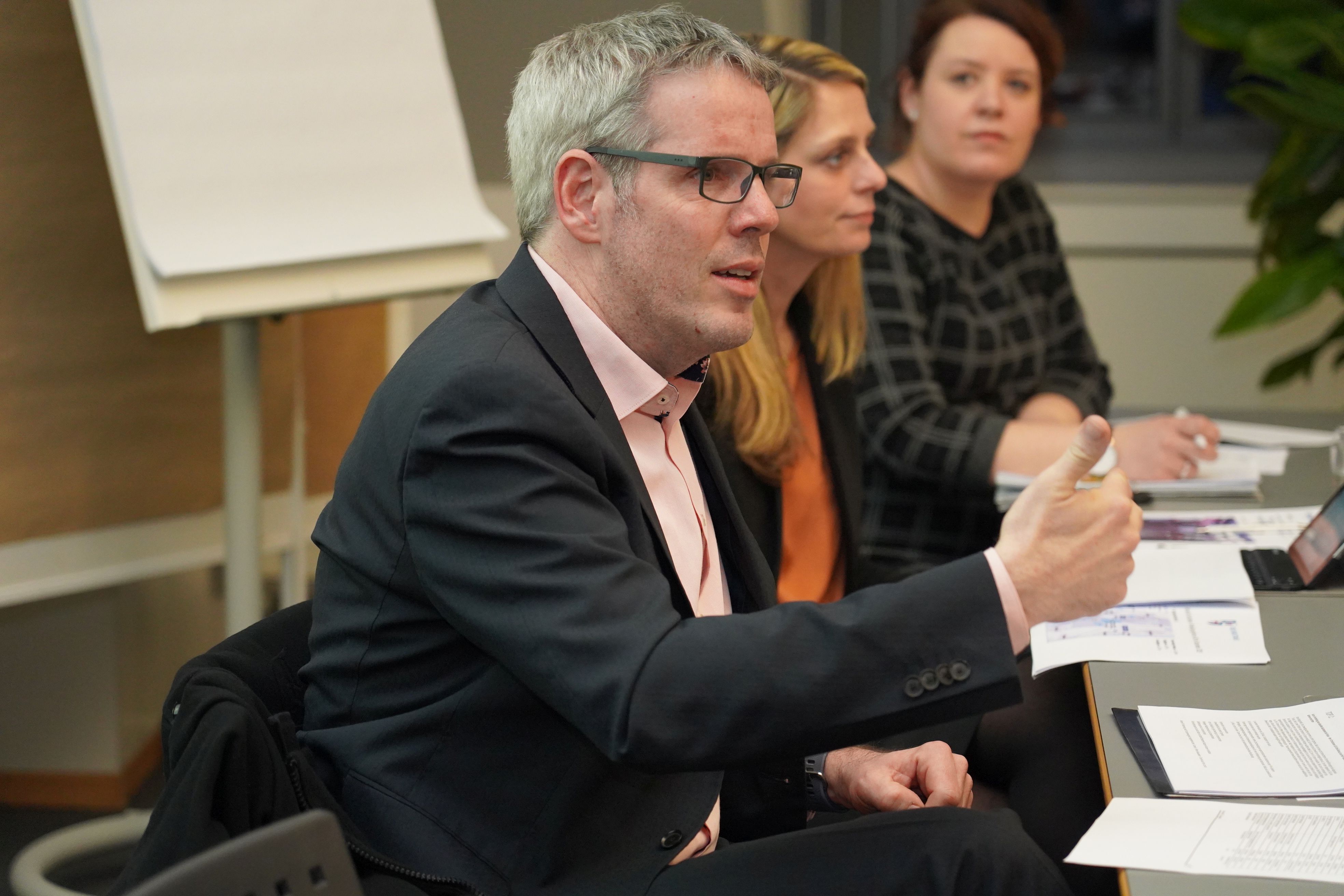 Langer Kampf: Landrat Engelhardt mit Mitarbeitenden der Kreisverwaltung bei einer Sitzung des Arbeitskreises „Eisenbahn-Trassenführung auf Bergsträßer Gemarkungen“ in 2018.