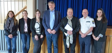 Klärten über Demenz und die Folgen für Erkrankte auf: Der hauptamtliche Kreisbeigeordnete Matthias Schimpf (3. v. re.) mit (von rechts nach links) Christina Arnold von der Fachstelle „Leben im Alter“ des Kreises Bergstraße, Polizeihauptkommissar Ralf Drexelius vom Polizeipräsidium Südhessen, dem Bürgermeister von Biblis, Volker Scheib, die psychosoziale Fachkraft auf dem Land des Kreises Bergstraße (PauLa) Michaela Weber, Nadja Niestroj vom Präventionsteam des Kreises und die Vorsitzende des Kreis-Seniorenbeirates Susanne Hagen.