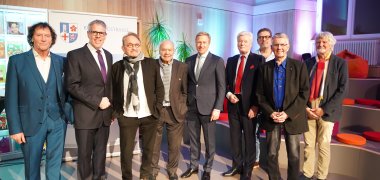 Landrat Christian Engelhardt (2. v. re.) und der Vorstandvorsitzende der BMW AG Oliver Zipse (Mitte) mit weiteren Botschaftern der Bergstraße (v.l.n.r.): Komponist Franz Lambert, Schauspieler Walter Renneisen, Fußballtrainer Klaus Schlappner, Top-Manager Dr. Jürgen Gromer und die Mitglieder der „Blütenweg Jazzer“ Markus Jörg, Prof. Dr. Bruno Weis und Dr. Rainer Dorstewitz.