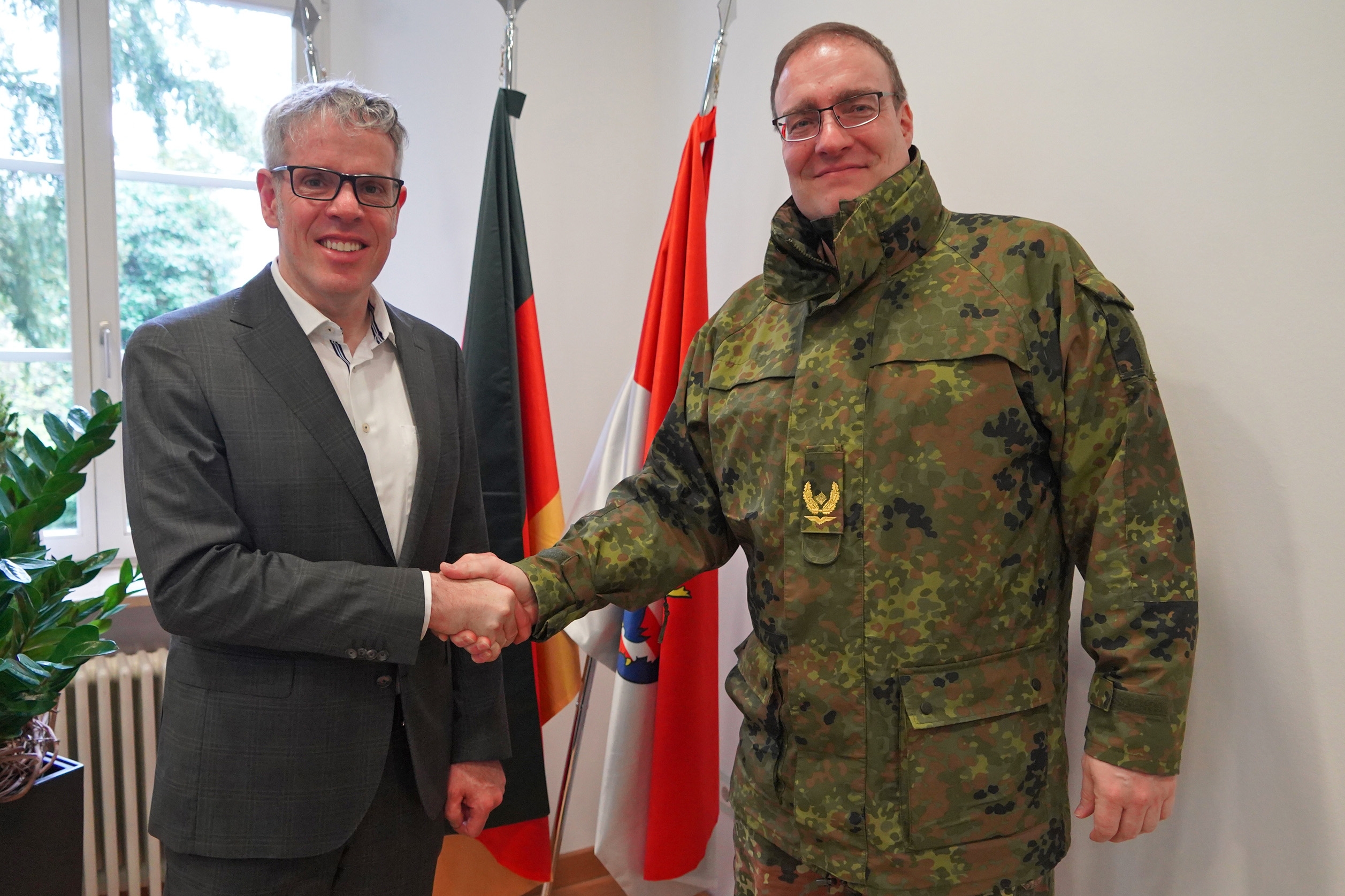 Landrat Christian Engelhardt gibt dem neuen Kommandeur des Landeskommandos Hessen, Brigadegeneral Bernd Stöckmann (rechts), in der Kreisverwaltung die Hand.