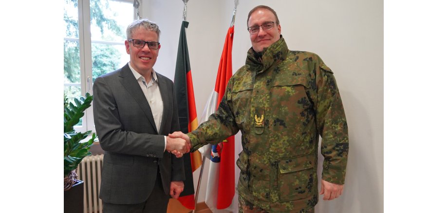 Landrat Christian Engelhardt gibt dem neuen Kommandeur des Landeskommandos Hessen, Brigadegeneral Bernd Stöckmann (rechts), in der Kreisverwaltung die Hand.