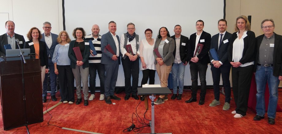 Landrat Christian Engelhardt steht gemeinsam mit der OloV-Steuerungsgruppe und der regionalen Koordination im Kreis Bergstraße.