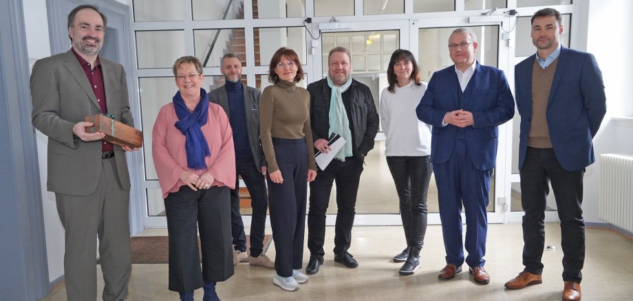 Die Delegation des Burgenlandkreises steht im Flur des Bergsträßer Landratsamtes.