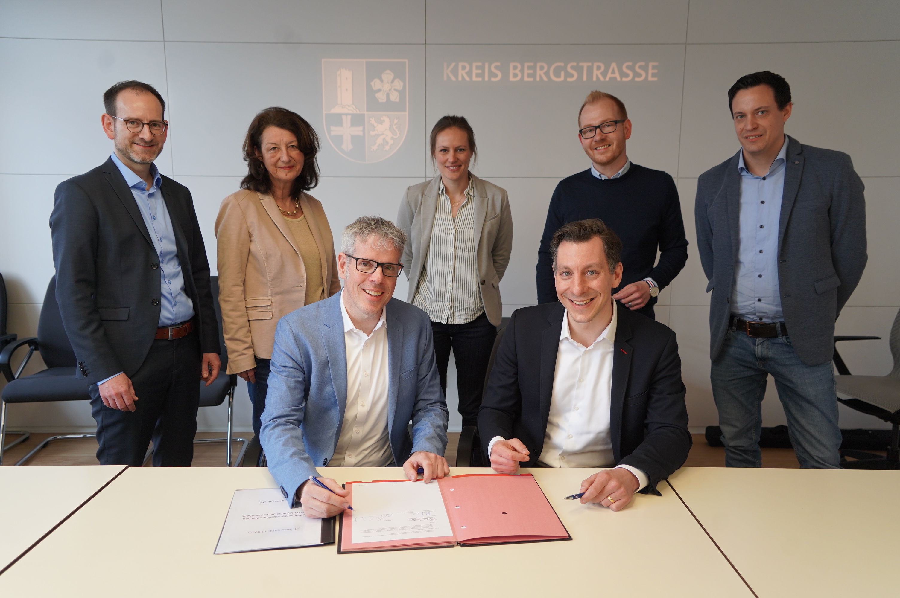 Bei der Vertragsunterzeichnung (vlnr): Der stellvertretende Schulleiter des LGL, Jérôme Dath, die Schulleiterin, Silke Weimar-Ekdur, Landrat Christian Engelhardt, Carolin Jeuck (Projektmanagerin bei BMP Baumanagement GmbH) sowie der BMP-Niederlassungsleiter Frankfurt, Björn Dittrich, und die beiden Betriebsleiter des Eigenbetriebs Schule und Gebäudewirtschaft des Kreises Bergstraße, Technischer Betriebsleiter, Johannes Kühn, und der kaufmännische Betriebsleiter, Simon Menden.