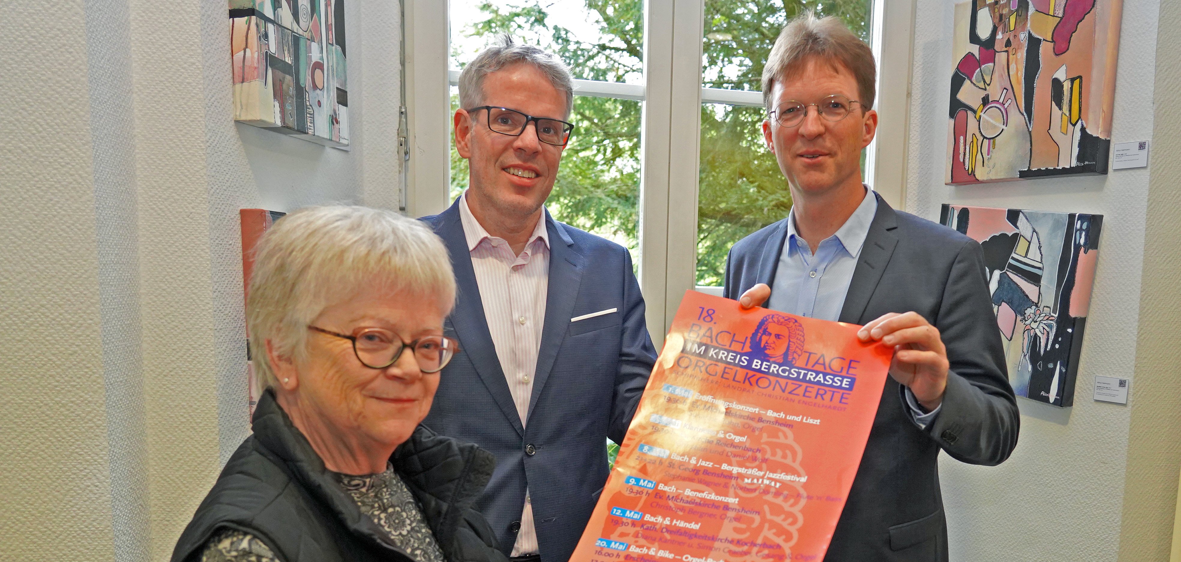 Landrat Christian Engelhardt (Mitte) mit zwei Organisatoren der Bachtage, Regionalkantor Gregor Knop (rechts) und Eva-Maria Weber, Geschäftsführerin des Freundeskreises für Kirchenmusik der evangelischen Kirchengemeinden Bensheim.