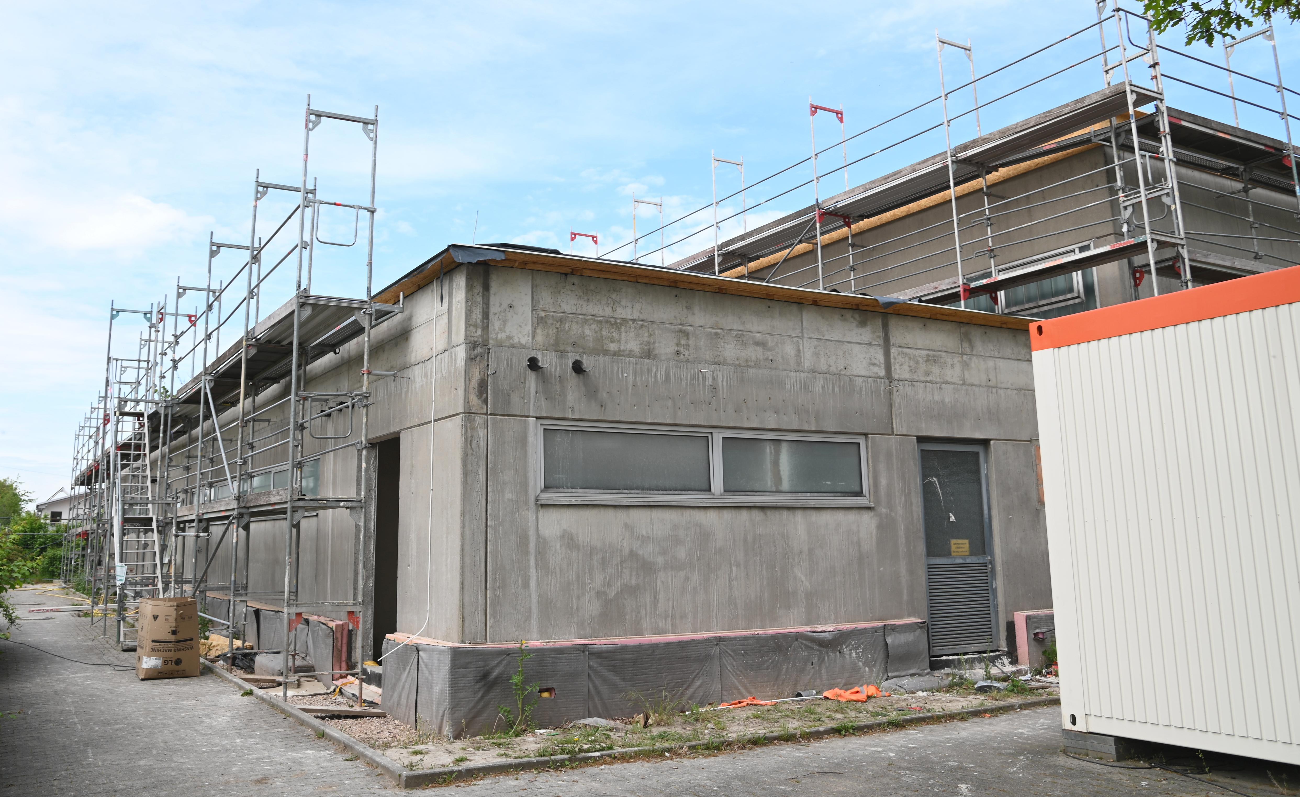 An der Sporthalle der Astrid-Lindgren-Schule in Bobstadt sind die Rohbauarbeiten erfolgreich abgeschlossen, die Fertigstellung der Sanierung kann jedoch erst im kommenden Jahr abgeschlossen werden.