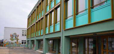 Der erste Bauabschnitt an der Eichendorffschule, der Schultrakt, konnte bereits im Frühjahr 2022 an die Schulgemeinde übergeben werden. Die Fertigstellung des zweiten Bauabschnittes, des Verwaltungsgebäudes, ist nun für den Herbst 2024 geplant.
