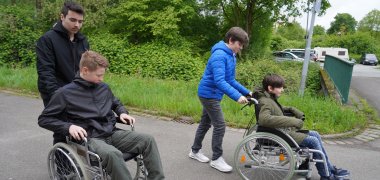 Die Jugendlichen beim Boys' Day des Kreises Bergstraße beim Rollstuhl-Parcours.