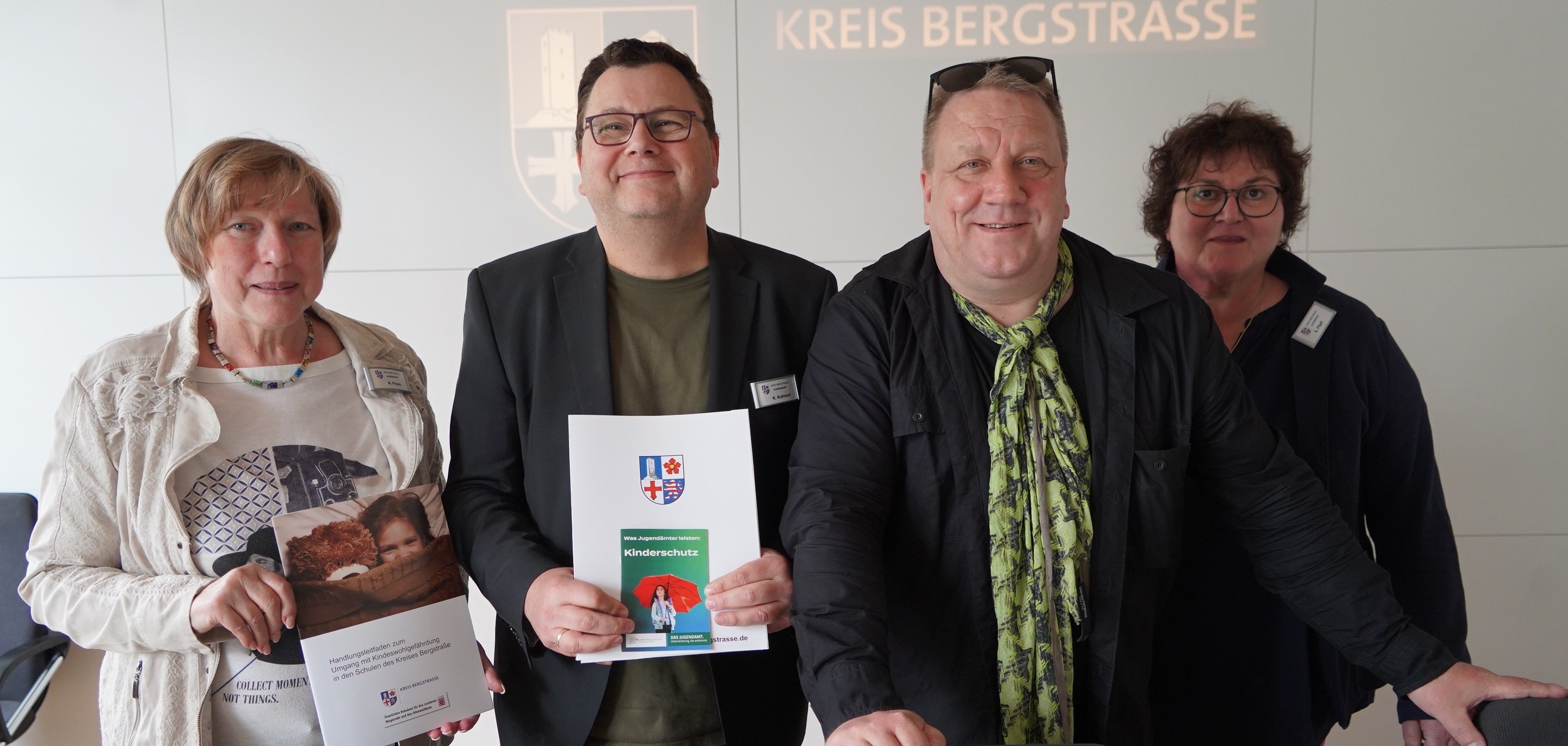 Der hauptamtliche Kreisbeigeordnete und für das Thema zuständige Dezernent, Matthias Schimpf, gemeinsam mit dem Leiter des Jugendamtes, Kai Kuhnert, der Jugendhilfeplanerin, Susanne Pfaff sowie der insoweit erfahrenen Fachkraft (IseF) im Kinderschutz für die Schulen des Kreises Bergstraße, Hedy Fraas.