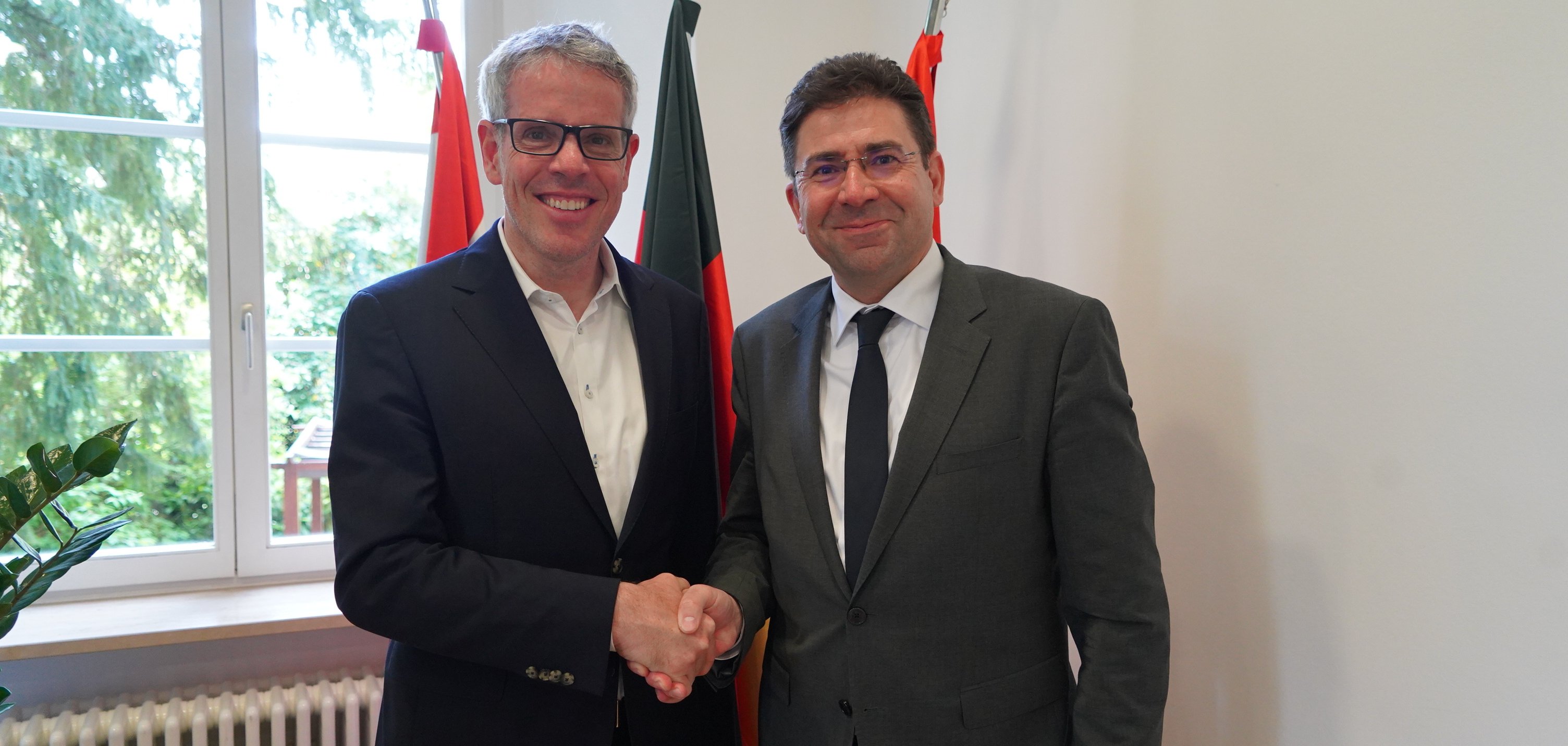 Landrat Christian Engelhardt gibt dem neuen Regierungspräsidenten des Regierungspräsidiums Darmstadt, Prof. Dr. Jan Hilligardt die Hand.