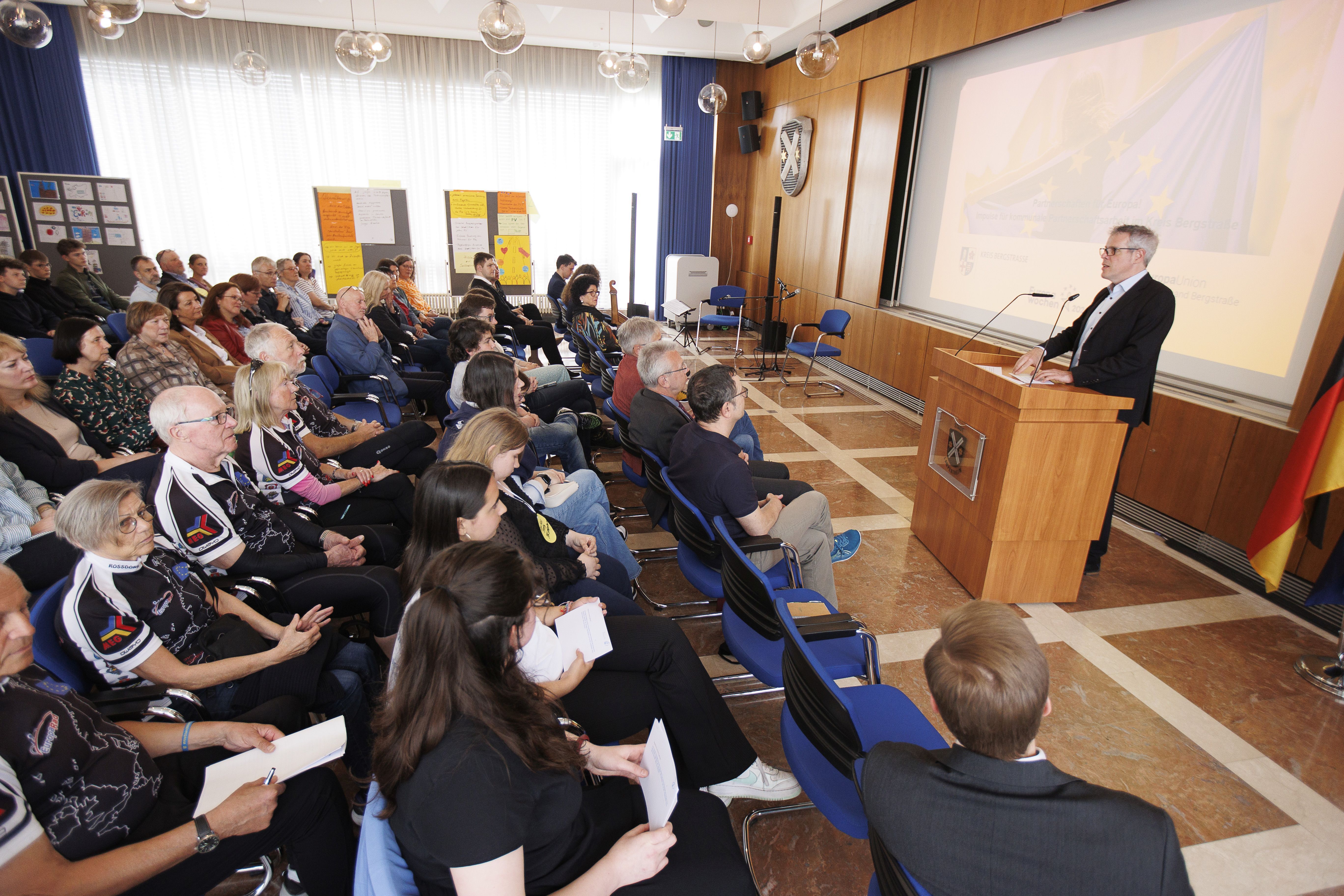 Landrat Christian Engelhardt spricht bei der Veranstaltung des Kreises und der Europa-Union Bergstraße im Stadthaus Lampertheim.