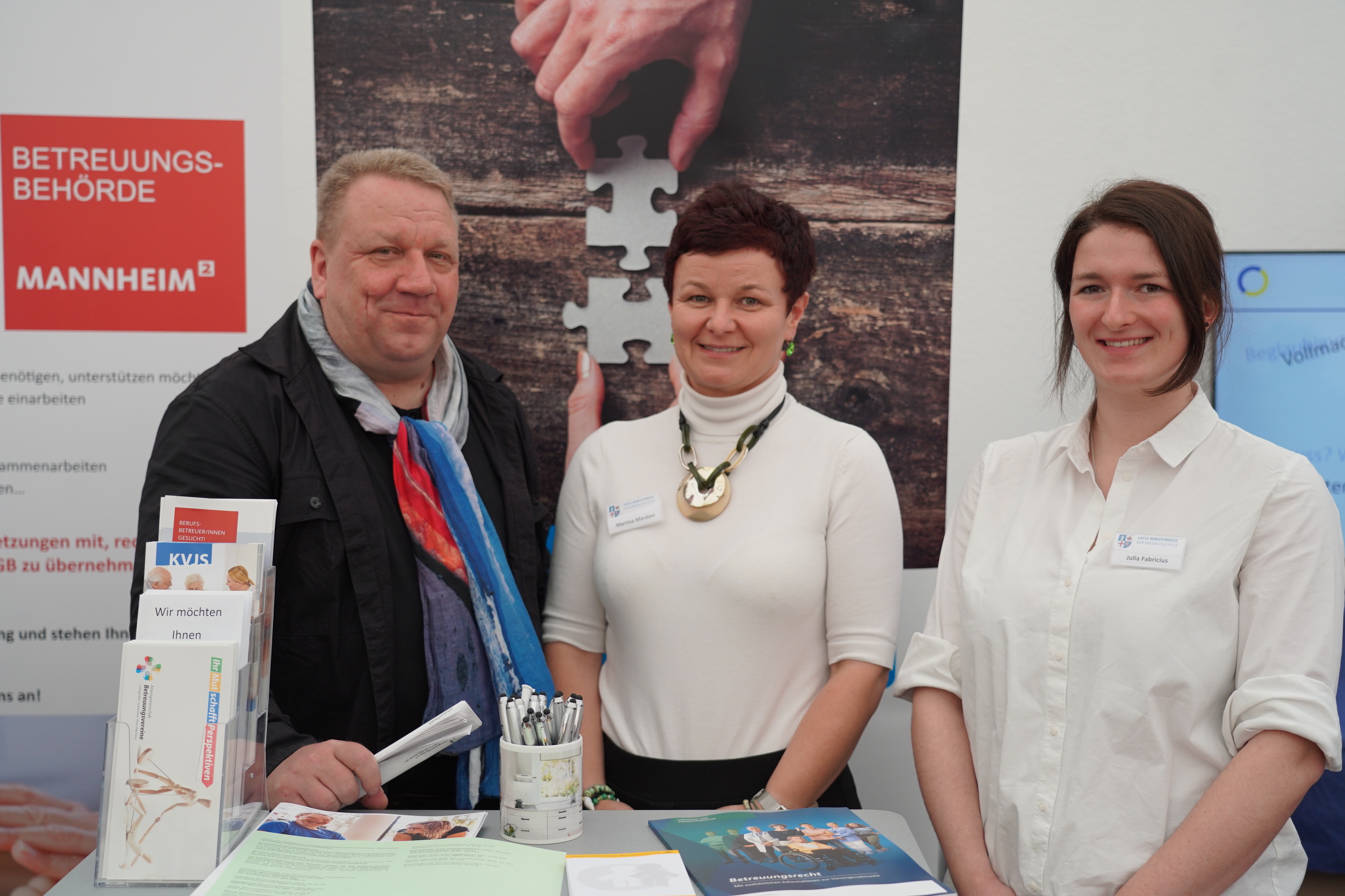 Der hauptamtliche Kreisbeigeordnete und für das Thema zuständige Dezernent, Matthias Schimpf, mit Martina Mardani und Julia Fabricius vom Fachbereich Soziale Dienste auf dem Mannheimer Maimarkt 2024.