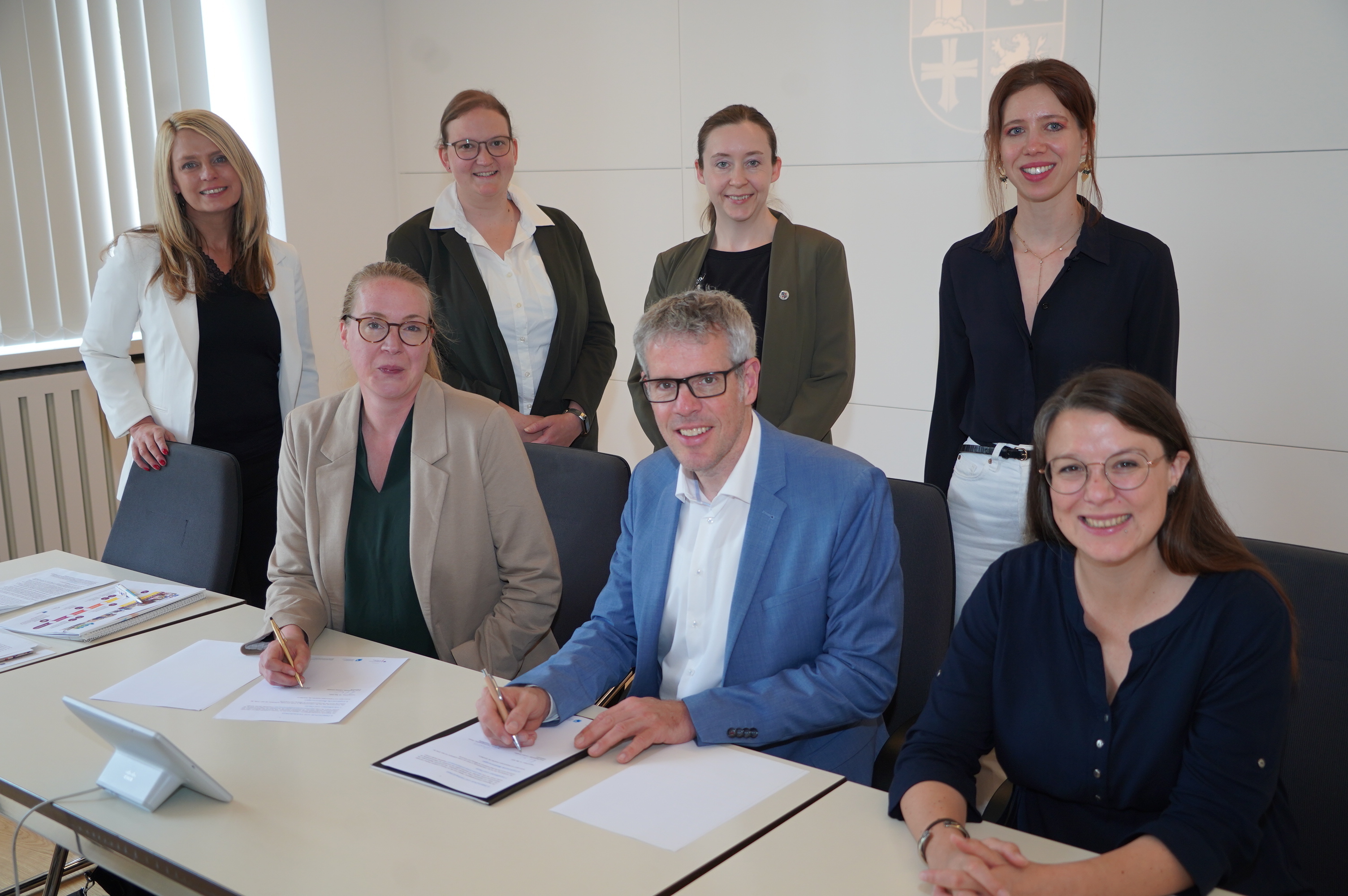 Landrat Christian Engelhardt mit Julia Klausing und Eva Schäfer von der Regionalen Entwicklungsagentur für kommunales Bildungsmanagement Hessen (REAB) sowie Corinna Simeth (Abteilungsleitung Abteilung Grundsatz und Kreisentwicklung) sowie Barbara Meyer, Darja Janus und Tanja Malko von der Stabstelle Bildungskoordination des Kreises Bergstraße bei der Unterzeichnung des Kooperationsvertrages:.