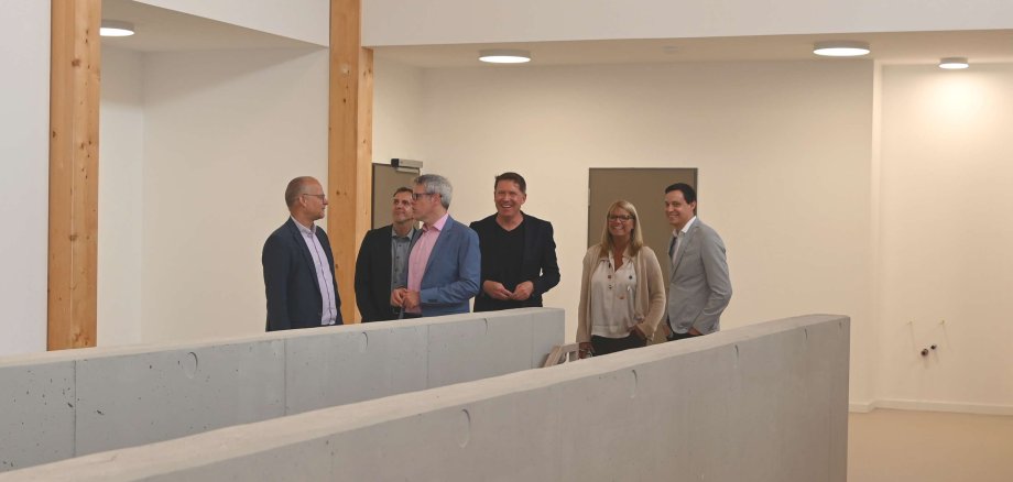 Landrat Christian Engelhardt begutachtet den Neubau gemeinsam mit Alexander Hauptmann (Schulleiter), Erik Burger (stellvertretender technischer Betriebsleiter des Eigenbetriebs Schule und Gebäudewirtschaft), Boris Oberle (stellvertretender Schulleiter), Astrid Schulze Icking (Leiterin der Jahrgangsstufe 9/10) und Simon Menden (Betriebsleiter des Eigenbetriebs Schule und Gebäudewirtschaft).