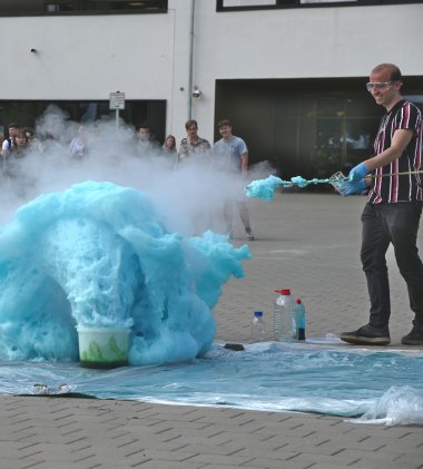 Bei einem der chemischen Versuche des MINT-Experten Elias Chalwatzis entstand eine große blaue Wolke.