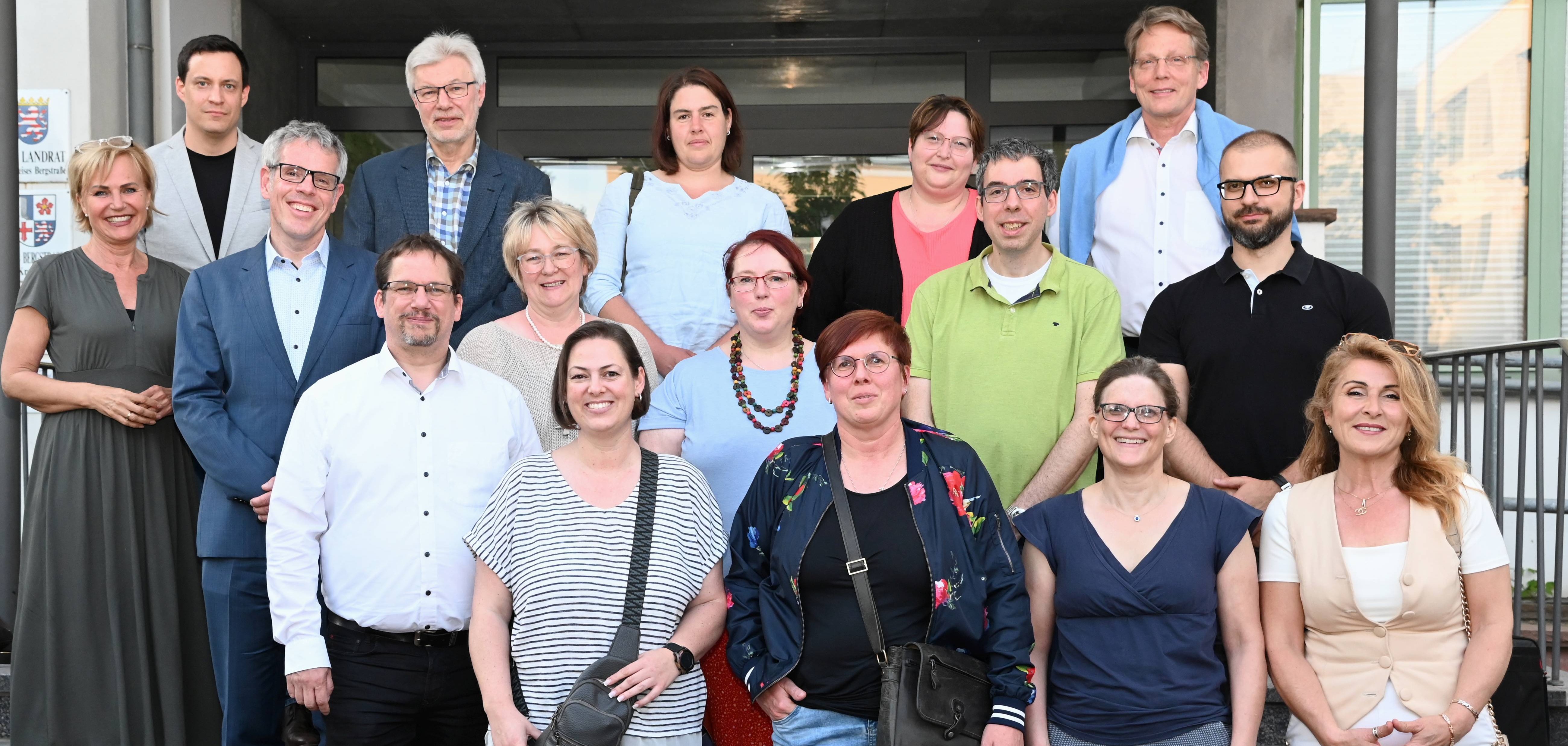 Landrat Christian Engelhardt (2. Reihe, 2. v. li.), die Schulamtsleiterin Susann Hertz (ganz links) sowie der kaufmännische Leiter des Eigenbetriebes Schule und Gebäudewirtschaft des Kreises Simon Menden (hintere Reihe links) mit den neu gewählten Vertreterinnen und Vertretern des Bergsträßer Kreiselternbeirates vor dem Landratsamt.
