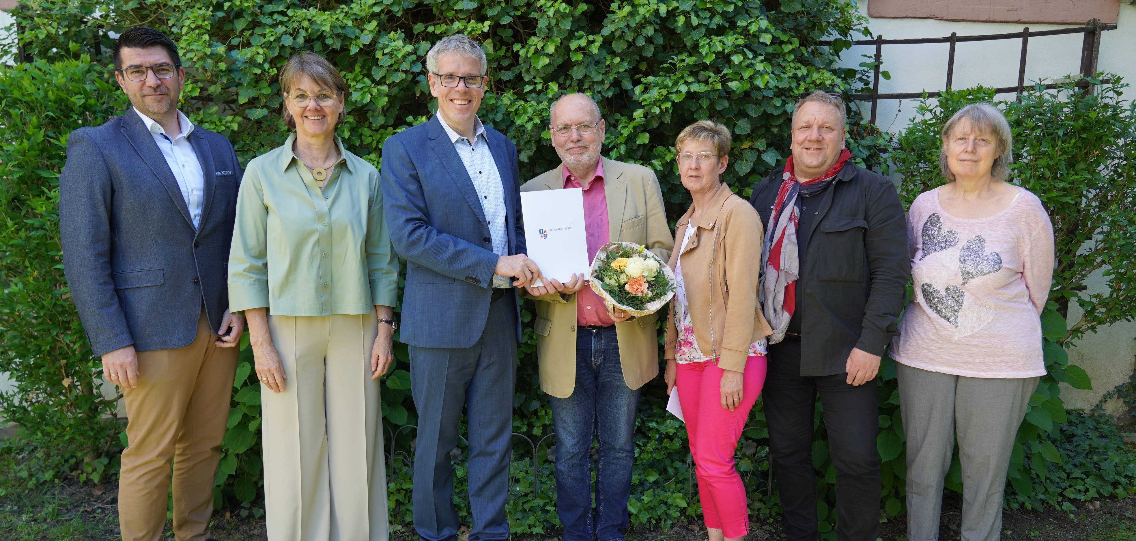 Landrat Christian Engelhardt (3.v.li.) und der hauptamtliche Kreisbeigeordnete Matthias Schimpf (2.v.re.) verabschiedeten Norbert Mews (Mitte) gemeinsam mit (v.l.n.r.) dem Leiter der Abteilung Finanzen und Controlling Matthias Lannert, der Leiterin der Abteilung Personal und Organisation Barbara Hoffbauer, seiner Ehefrau Sonja Kröner-Mews und die Vorsitzende des Personalrates Ellen Bartelheimer.