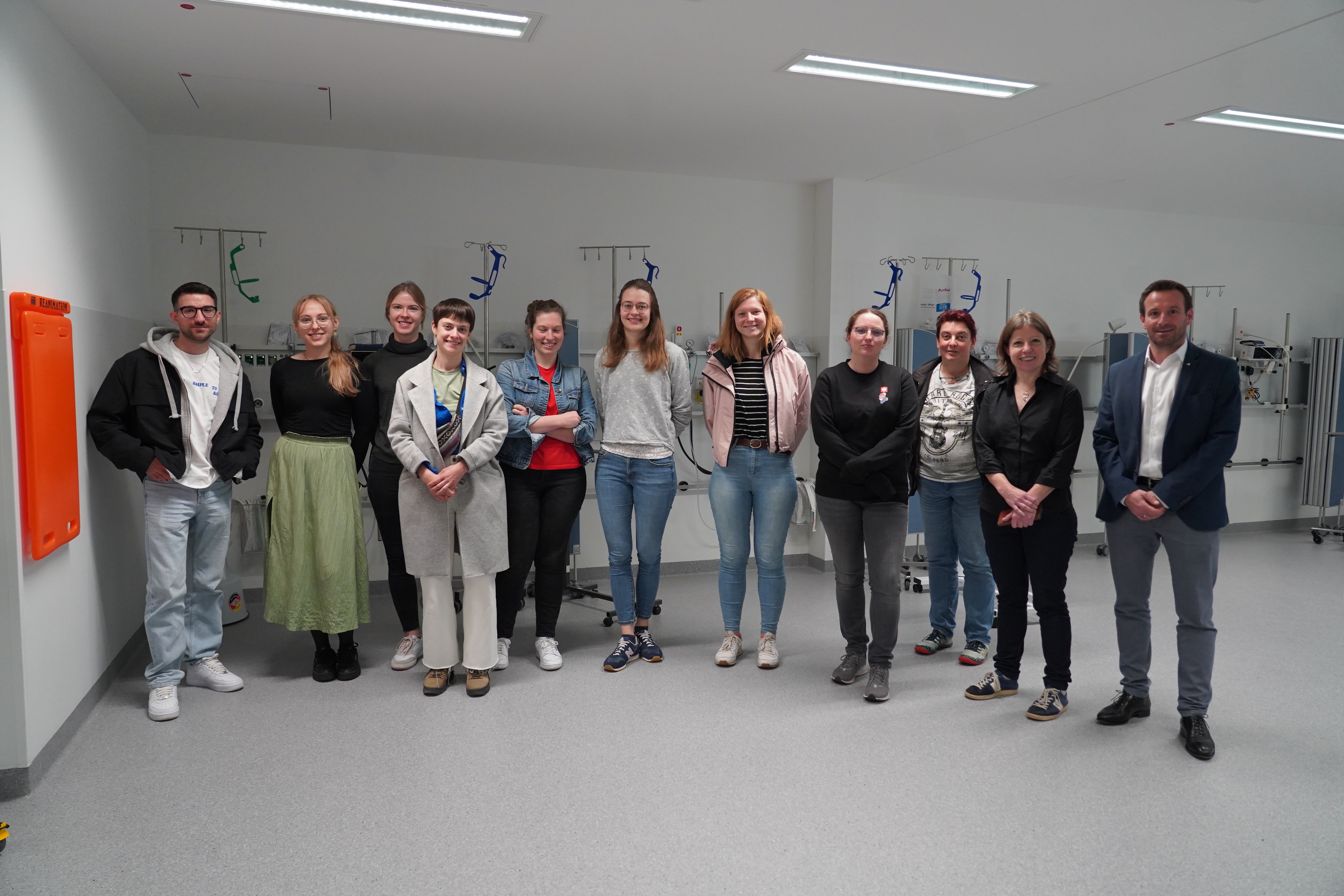 Die Medizin-Studierenden der Frankfurter Johann-Wolfgang-Goethe-Universität bei ihrem Tagesausflug im Rahmen des Projektes „Landpartie 2.0“ mit Stefan Gröger, Geschäftsführer des zur Artemed-Gruppe gehörenden Heilig-Geist-Hospitals (ganz rechts).