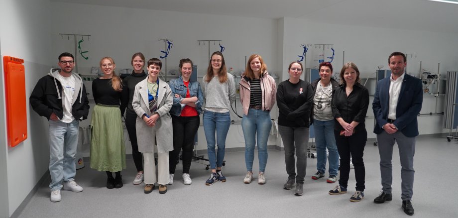 Die Medizin-Studierenden der Frankfurter Johann-Wolfgang-Goethe-Universität bei ihrem Tagesausflug im Rahmen des Projektes „Landpartie 2.0“ mit Stefan Gröger, Geschäftsführer des zur Artemed-Gruppe gehörenden Heilig-Geist-Hospitals (ganz rechts).