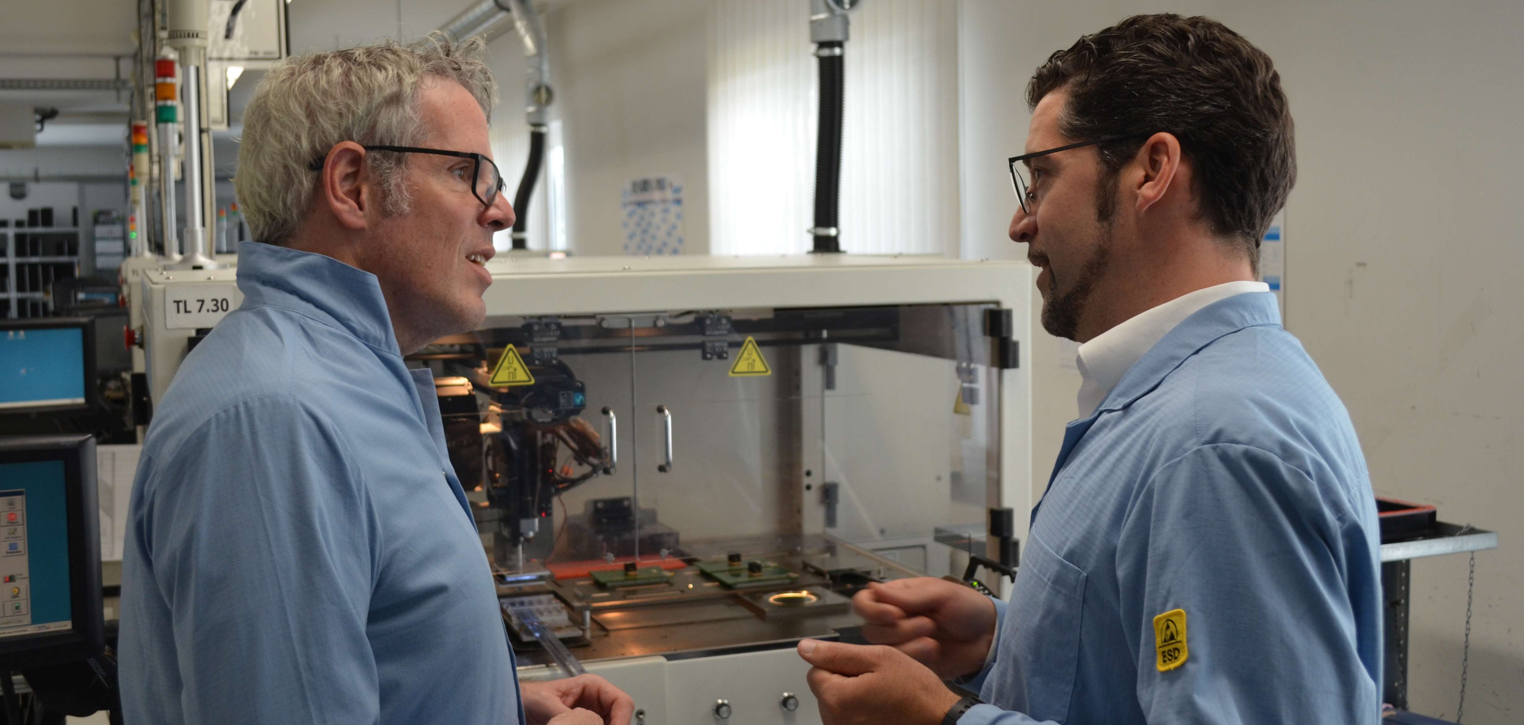 Landrat Christian Engelhardt im Gespräch mit Thomas Kuhn (Assistent der Geschäftsleitung) im Testzentrum der HTV GmbH in Bensheim.