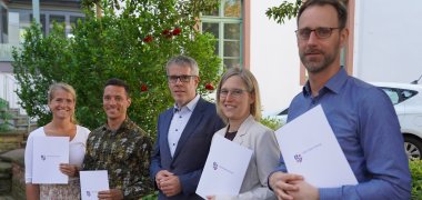 Landrat Christian Engelhardt (Mitte) mit den Absolventinnen und Absolventen des Nachwuchsführungskräfteprogramms der Bergsträßer Kreisverwaltung (v.l.n.r.): Nadine Schidrich (Kommunales Jobcenter Neue Wege), Pascal Brandt (Abteilung Personal und Organisation), Kerstin Sinning (Jugendamt) und Christian Rößler (Eigenbetrieb Schule und Gebäudewirtschaft).