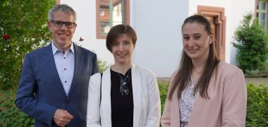Landrat Christian Engelhardt (li.) mit Helen Sattler (re.) und Nicole Schuster-Pütz, die beide erfolgreich und neben dem Beruf ein Master-Studium abgeschlossen haben.