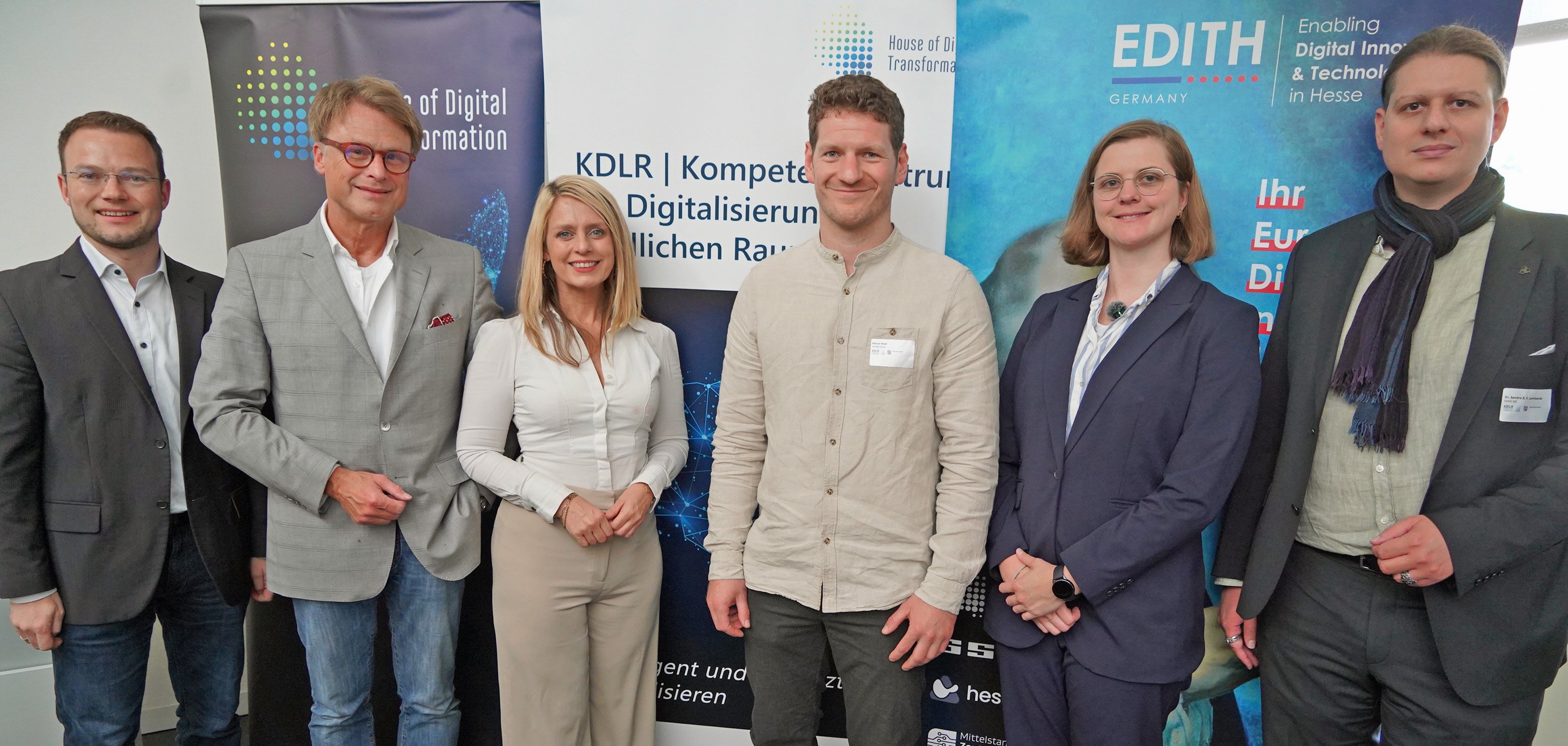 Die Organisatorinnen und Organisatoren sowie Referentinnen und Referenten der Veranstaltung „Digitale Geschäftsprozesse: Lösungsansätze und praxisnahe Anwendungen“ im Heppenheimer Landratsamt (v.l.n.r.): Marco Kreuzer, Leiter Unternehmens- und Gründerservice der Wirtschaftsförderung Bergstraße, Hauke Schlüter, Geschäftsführer des House of Digital Transformation e.V., Corinna Simeth, Leiterin der Abteilung Grundsatz und Kreisentwicklung der Bergsträßer Kreisverwaltung, Marcel Rösel, Projektleiter bei handel.digital, Karolin Linden, Unternehmensberaterin von ProOpti, und Dr. Sandro E. F. Lombardo, Senior Manager für Intelligent Automation und Head of Robotic Process Automation bei SKAD AG.