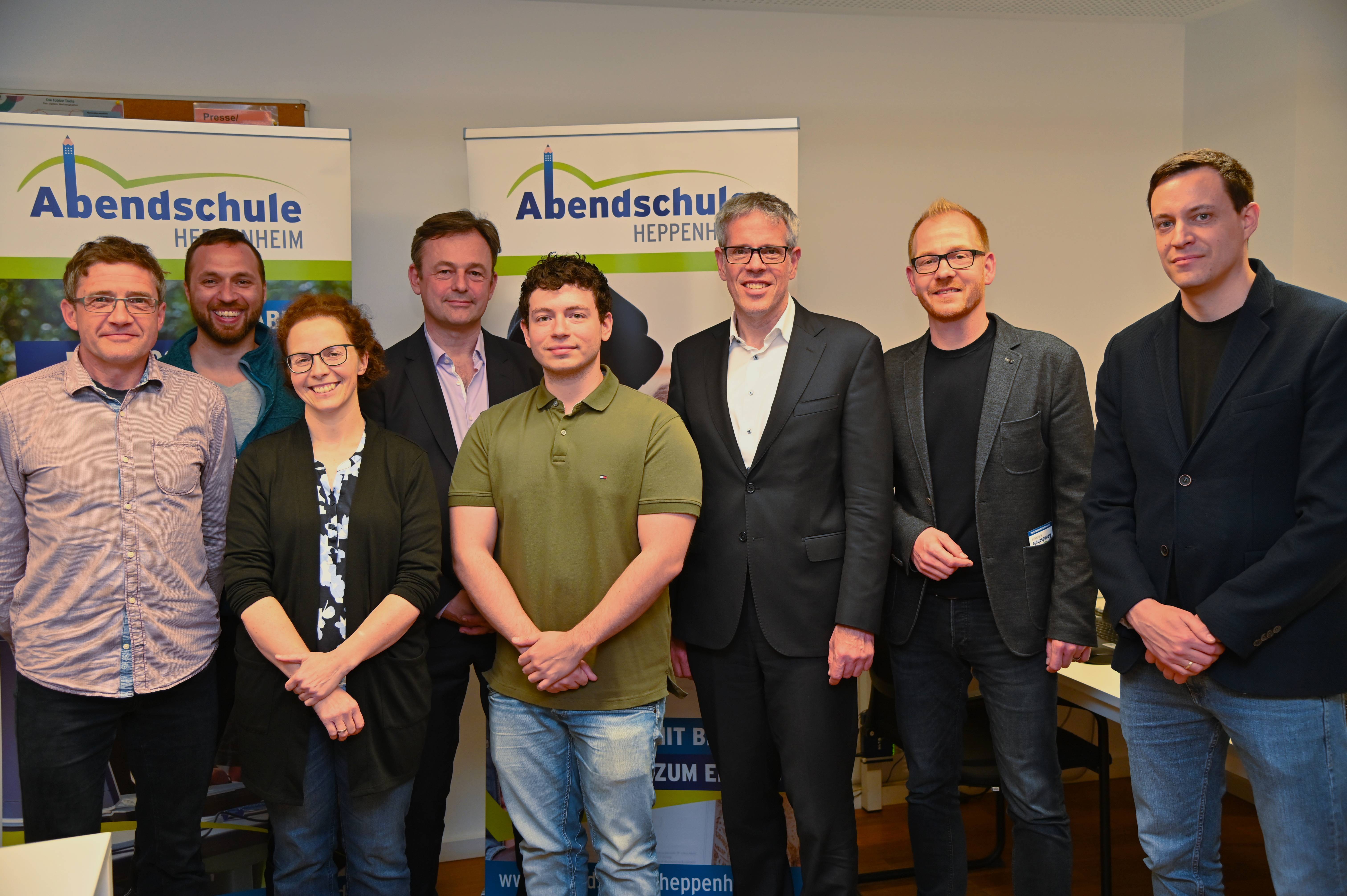 Gingen gemeinsam mit Landrat Christian Engelhardt (3. v. re.) durch die Heppenheimer Abendschule, die in den Räumlichkeiten des Starkenburg-Gymnasiums stattfindet (v.l.n.r.): Christian Böhlecke (Realschulkoordination Abendschule), Pascal Muth (Schulsprecher), Karin Weimann (Realschulkoordination Abendschule), Stephan Dröscher (Leiter der Abendschule), Kevin Radel (Schulsprecher), Johannes Kühn (Technischer Betriebsleiter des Eigenbetriebes Schule und Gebäudewirtschaft) und Simon Menden (Kaufmännischer Betriebsleiter des Eigenbetriebes Schule und Gebäudewirtschaft).