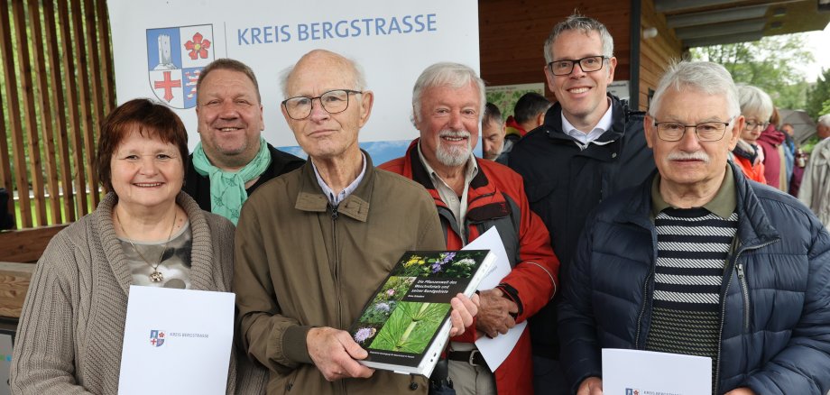Landrat Christian Engelhardt (2. v. re.) und der hauptamtliche Kreisbeigeordnete Matthias Schimpf (2.v.li.) überreichten den Umweltpreis an (v.l.n.r.) die Leiterin der Evangelischen Kindertagesstätte Kleeblatt Viernheim, Elisabeth Wurzel, den Autor und Botanikexperten Enno Schubert, den Vorsitzenden der Naturschutzbund-Ortsgruppe Lautertal-Beedenkirchen, Ulrich Rieckher und Bernd Daub von der Bürgerinitiative „Wir sind Wahlen“.