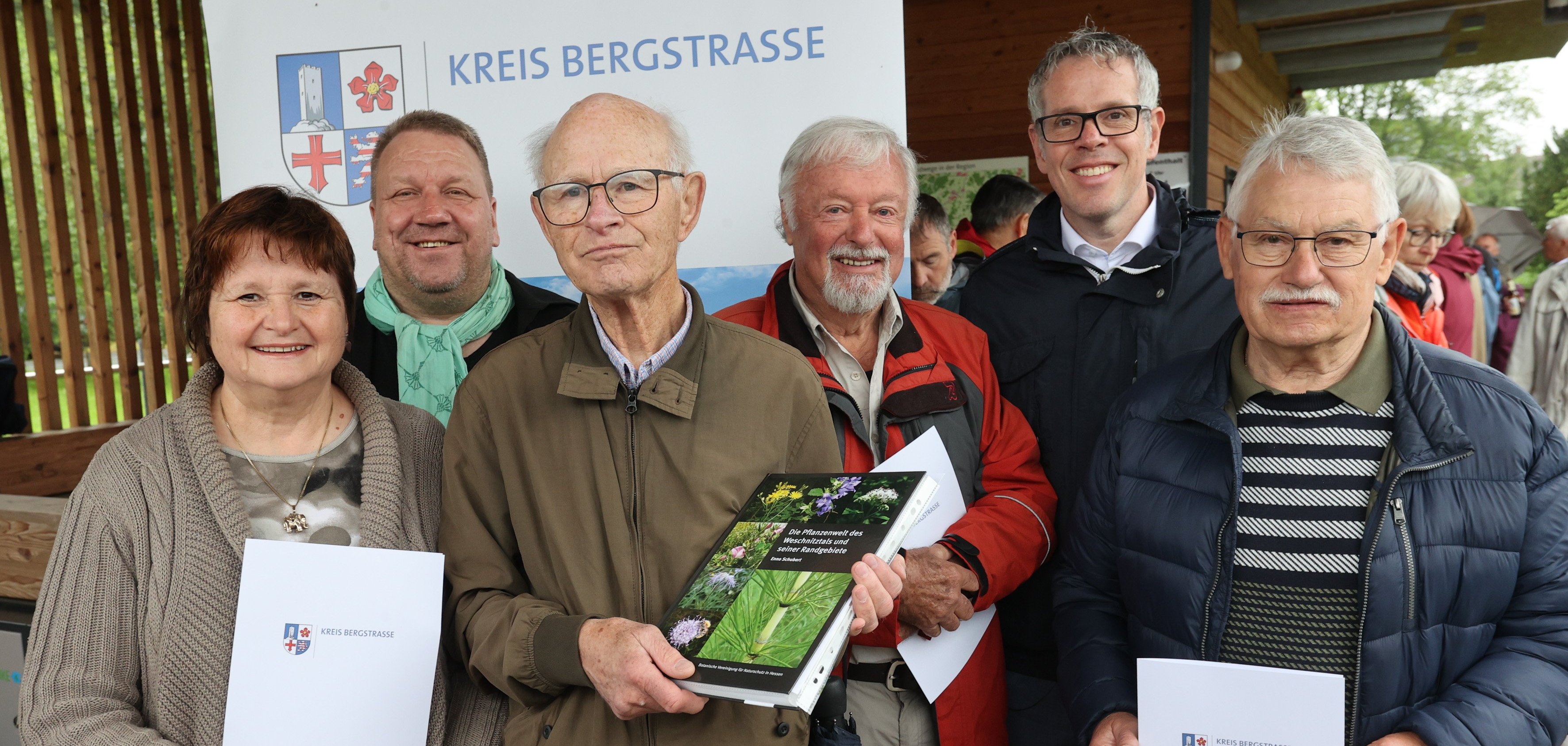 Preisträger Umweltpreis Landrat Christian Engelhardt (2. v. re.) und der hauptamtliche Kreisbeigeordnete Matthias Schimpf (2.v.li.) überreichten den Umweltpreis an (v.l.n.r.) die Leiterin der Evangelischen Kindertagesstätte Kleeblatt Viernheim, Elisabeth Wurzel, den Autor und Botanikexperten Enno Schubert, den Vorsitzenden der Naturschutzbund-Ortsgruppe Lautertal-Beedenkirchen, Ulrich Rieckher und Bernd Daub von der Bürgerinitiative „Wir sind Wahlen“.