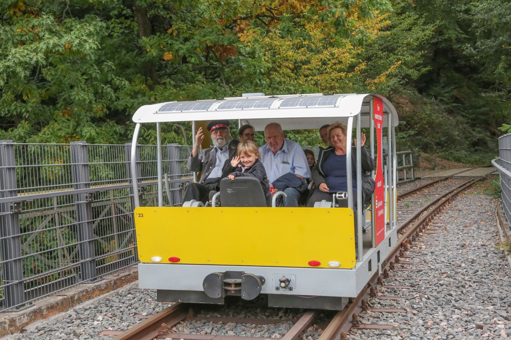 Das Bild zeigt einen Wagen der Solardraisinenbahn, die durch die Natur von Mörlenbach nach Wald-Michelbach fährt.