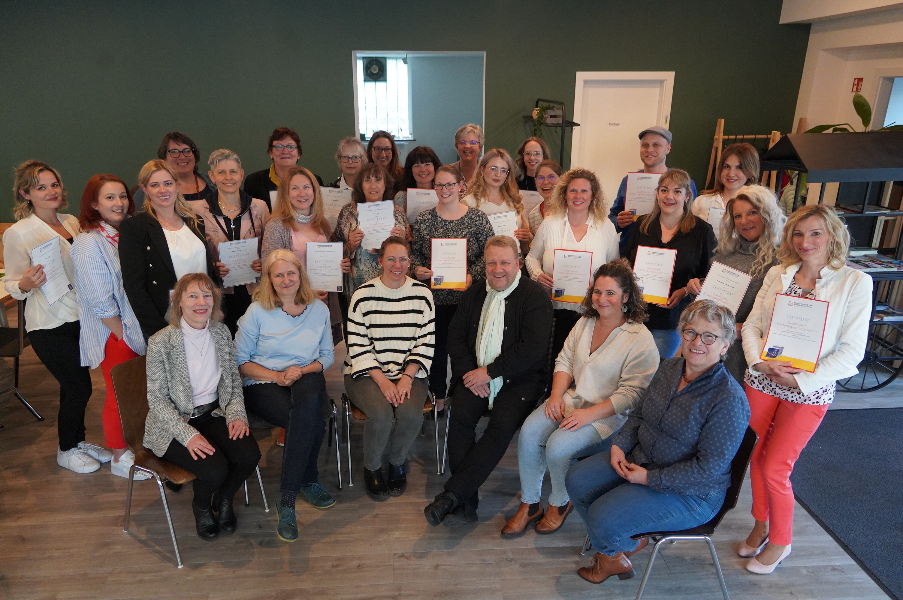 Viele neue Kindertagespflegepersonen: Die Absolventinnen und Absolventen feierten im April gemeinsam mit dem Familienzentrum Bensheim e.V., dem Jugendhilfeträger des Kreis Bergstraße, vertreten durch den hauptamtlichen Kreisbeigeordneten Matthias Schimpf, und dem Hessischen Kindertagespflegebüro den erfolgreichen Abschluss der Qualifizierung zur Kindertagespflegeperson des Jahresganges 2023.