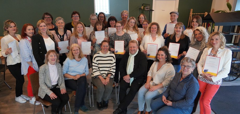 Viele neue Kindertagespflegepersonen: Die Absolventinnen und Absolventen feierten im April gemeinsam mit dem Familienzentrum Bensheim e.V., dem Jugendhilfeträger des Kreis Bergstraße, vertreten durch den hauptamtlichen Kreisbeigeordneten Matthias Schimpf, und dem Hessischen Kindertagespflegebüro den erfolgreichen Abschluss der Qualifizierung zur Kindertagespflegeperson des Jahresganges 2023.