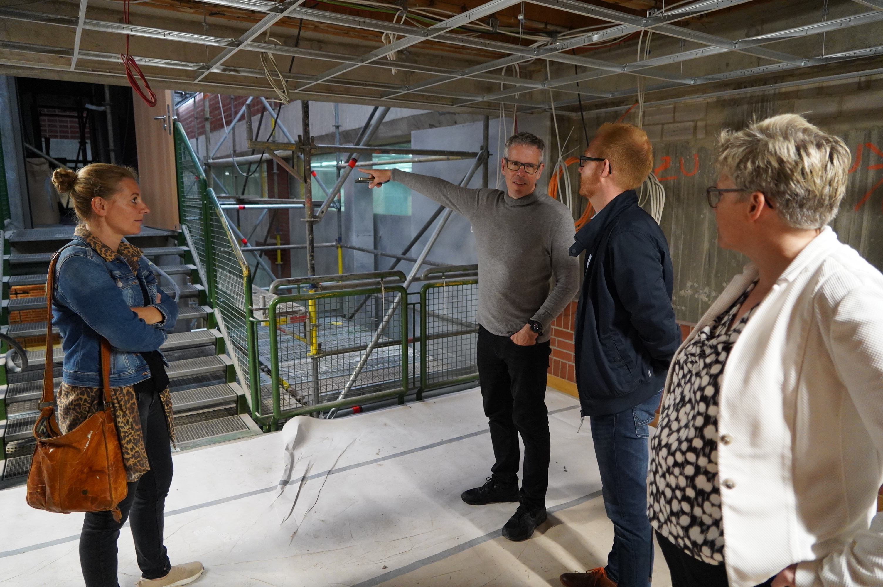 Landrat Christian Engelhardt (2. v. li.) machte sich gemeinsam mit der Leiterin des Alten Kurfürstlichen Gymnasiums Nicola Wölbern, dem technischen Leiter des Eigenbetriebes Schule und Gebäudewirtschaft Johannes Kühn und der Projektleiterin Jennifer Lisson (v.r.n.l.) ein Bild von der Baustelle am AKG.