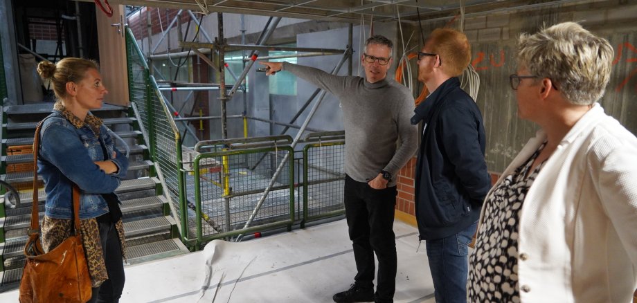 Landrat Christian Engelhardt (2. v. li.) machte sich gemeinsam mit der Leiterin des Alten Kurfürstlichen Gymnasiums Nicola Wölbern, dem technischen Leiter des Eigenbetriebes Schule und Gebäudewirtschaft Johannes Kühn und der Projektleiterin Jennifer Lisson (v.r.n.l.) ein Bild von der Baustelle am AKG.