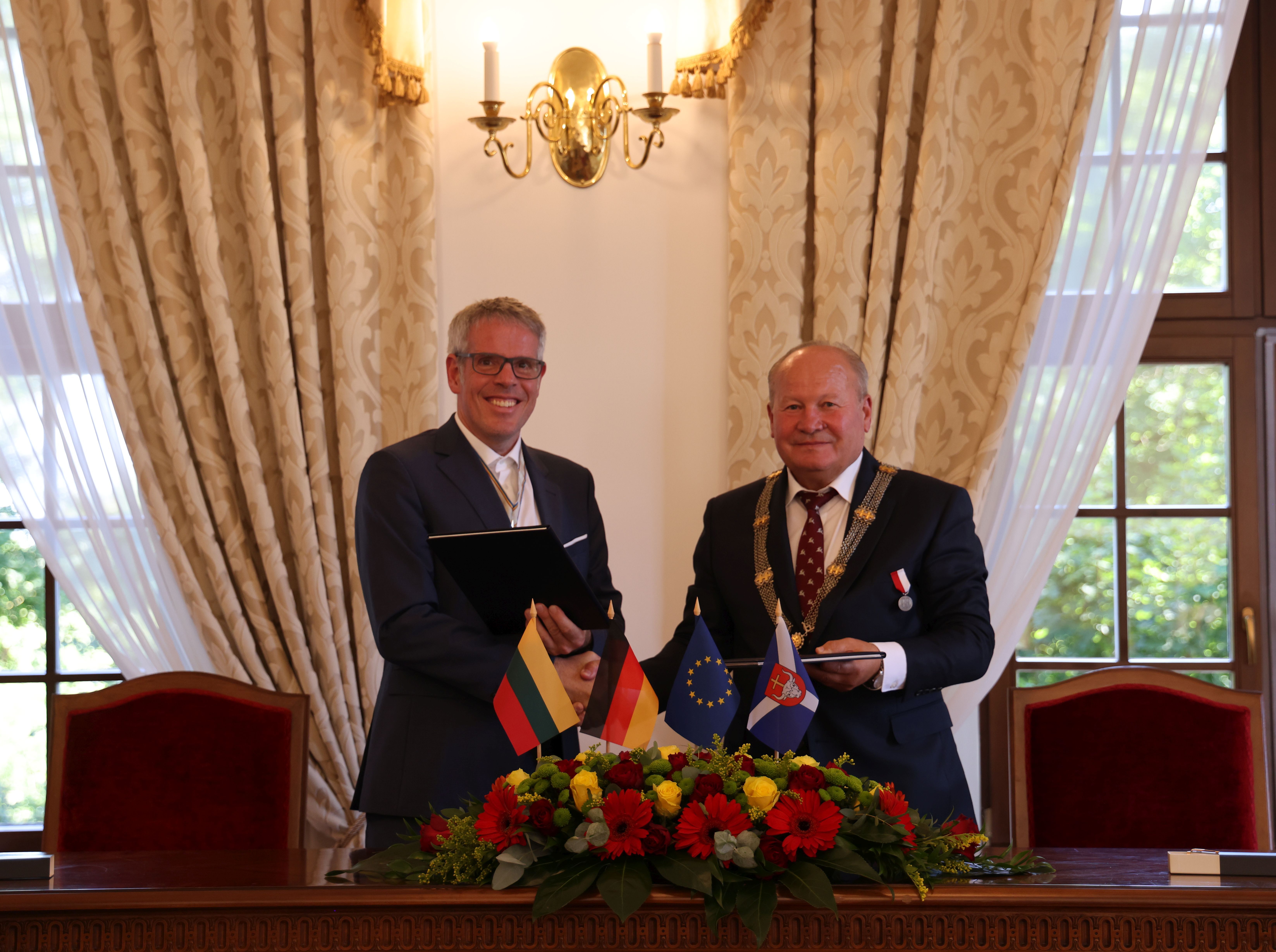 Der Bergsträßer Landrat Christian Engelhardt (re.) und der Landrat von Kaunas Valerijus Makūnas bei der Unterzeichnung der Urkunde zur Feier der zehnjährigen Partnerschaft zwischen den beiden Kreisen.