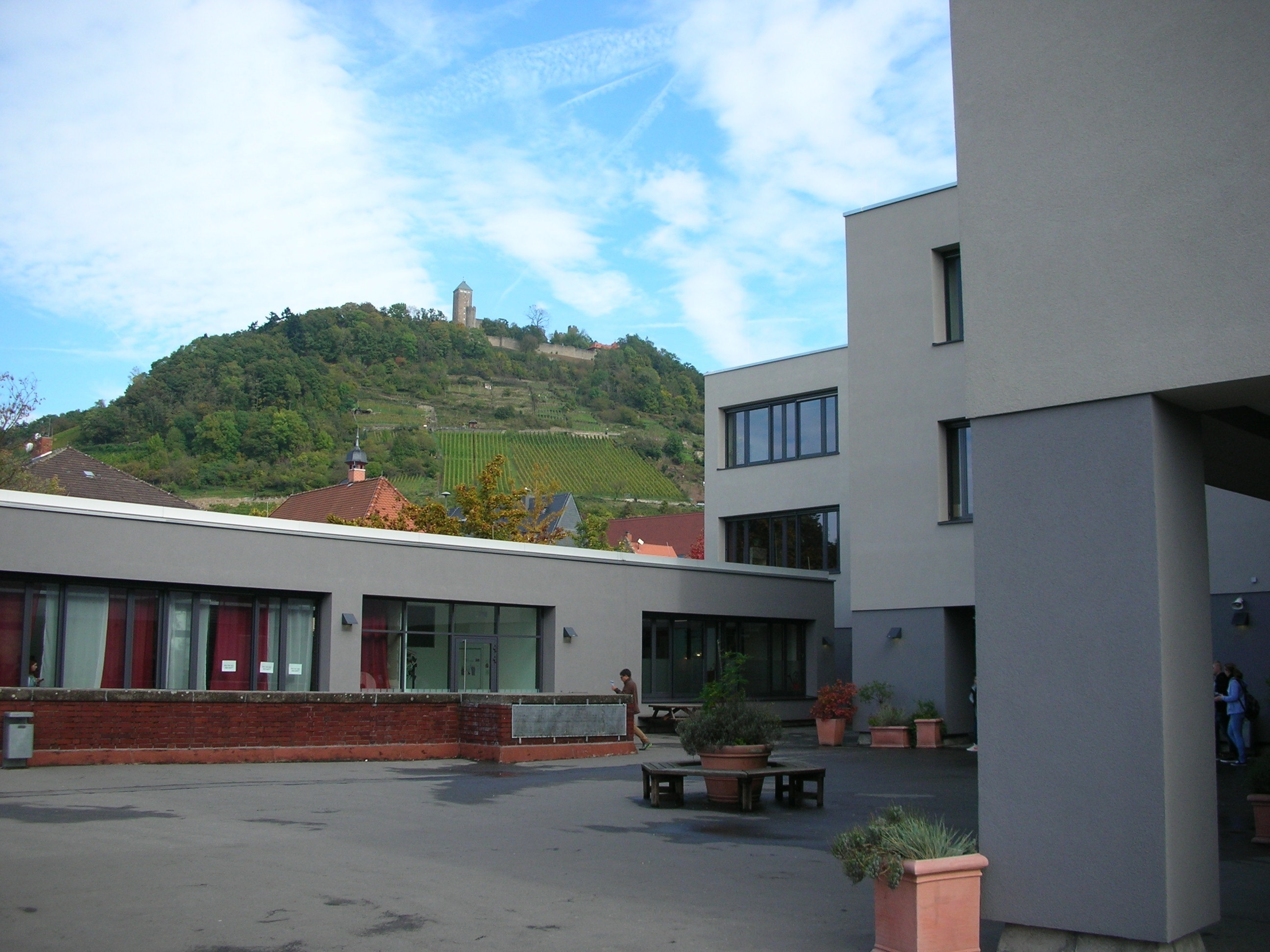 Ein Teil des Schulhofs der MBS in Heppenheim.