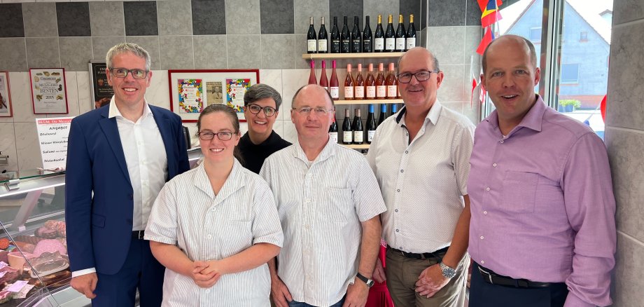 Landrat Christian Engelhardt (links) und die Präsidentin der Handwerkskammer Frankfurt-Rhein-Main Susanne Haus (3. v. li.) beim Besuch der Metzgerei Blüm in Lampertheim. Mit im Bild: Metzgermeisterin Victoria Blüm, Metzgermeister Paul Blüm, Kreishandwerksmeister Jörg Leinekugel und Dietmar Schott, Geschäftsführer der Kreishandwerkerschaft Bergstraße (v.l.n.r.).