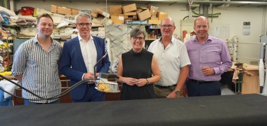 Landrat Christian Engelhardt (2.v.li.) und die Präsidentin der Handwerkskammer Frankfurt-Rhein-Main Susanne Haus (3. v. li.) beim Besuch der GHS Raum + Objektausstattung Schranz GmbH & Co. KG in Heppenheim. Mit im Bild: Geschäftsführer Sebastian Winkler, Kreishandwerksmeister Jörg Leinekugel und Dietmar Schott, Geschäftsführer der Kreishandwerkerschaft Bergstraße (v.l.n.r.).